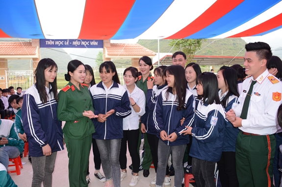 Sinh viên Trường Đại học Văn hóa Nghệ thuật Quân đội giao lưu, tư vấn tuyên truyền hướng nghiệp với học sinh Trường THPT Thông Huề, huyện Trùng Khánh, tỉnh Cao Bằng (tháng 3-2018). Ảnh: HÀ KIM